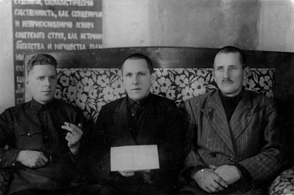 Капотов (в центре).jpg